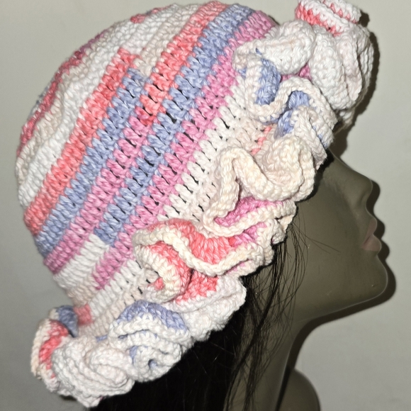 Crochet ruffle hat - Picture 4 of 4